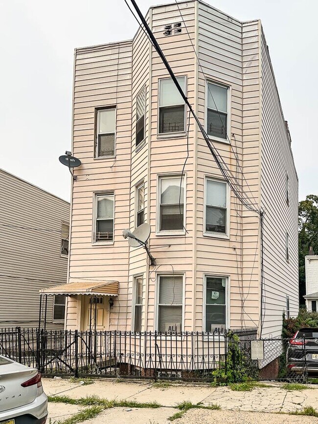 Building Photo - 170 St Pauls Ave Unit 3 Rental