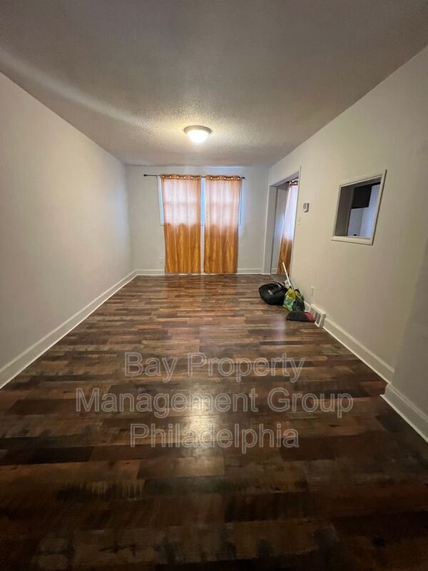 Photo - 7512 Woodbine Ave