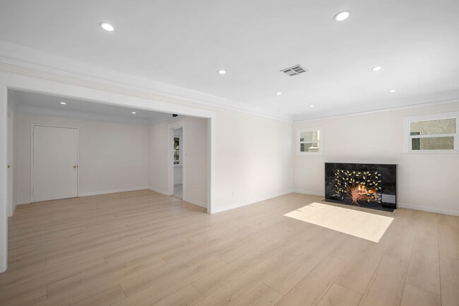 Photo - 525 W Wilson Ave