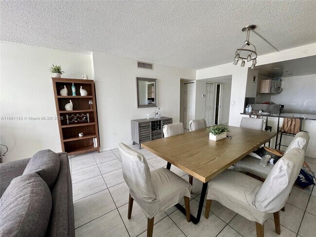 Photo - 3375 N Country Club Dr Unidad 1406 Rental