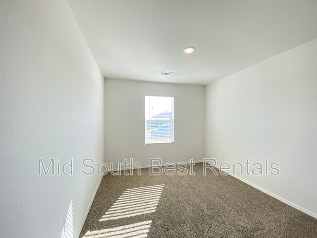 Photo - 44 Kelton Ln