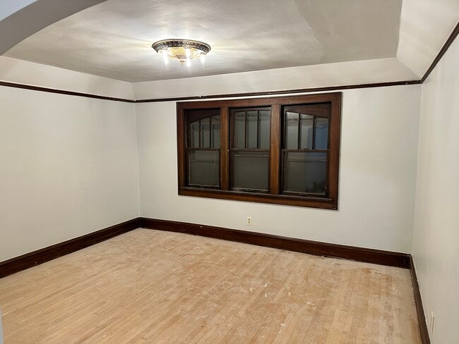 Building Photo - 5908 W Lapham St Unit Upper