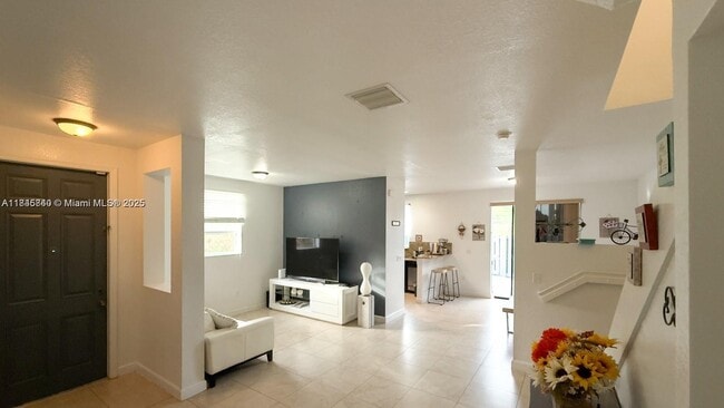 Photo - 1001 NE 208th St