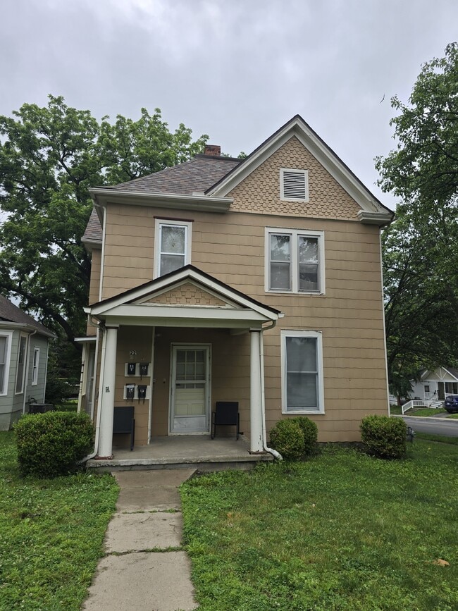Building Photo - 221 S Pleasant St Unit 221-C