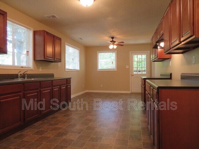 Photo - 1568 Michael St