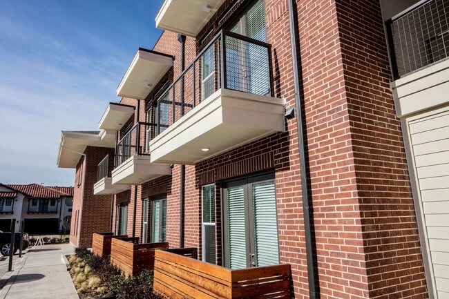 Photo - Magnolia On Gaston