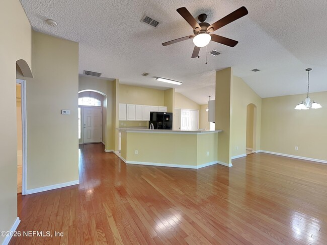 Photo - 801 MacKenzie Cir