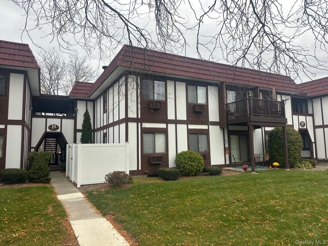 Building Photo - 10 Skyline Dr Unit 8