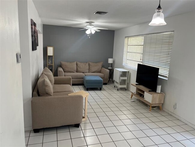 Photo - 222 NE 23rd Ave Unidad 2