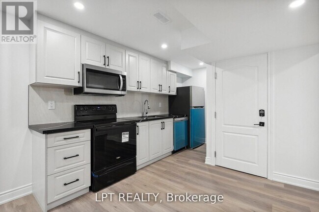 Photo - 140 Springvalley Crescent