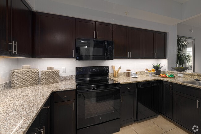 2 BR, 2 BA - 1100SF