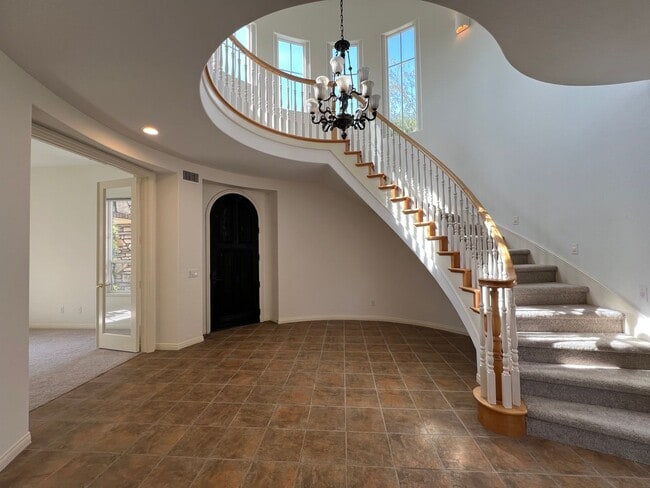 Photo - Luxury En Suite Living & Panoramic Views