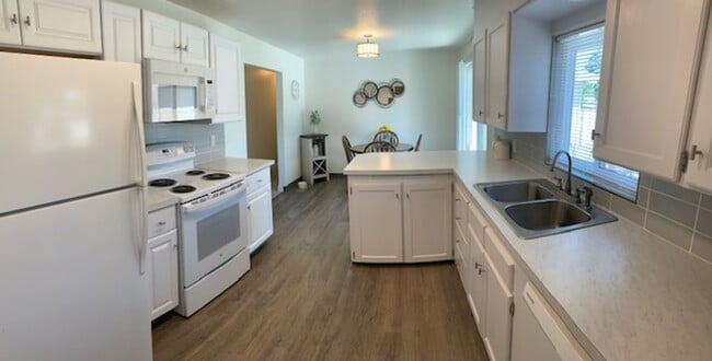 Building Photo - Beautifully Updated 3 Bedroom 1 Bath Home ...