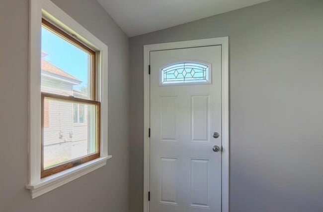 Photo - 142 E Meadow Rd