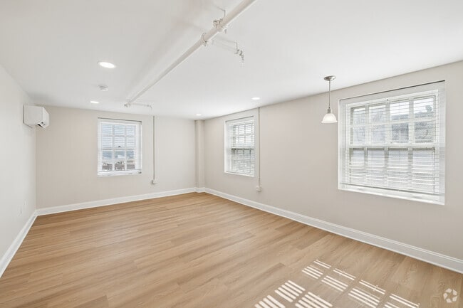 2BR, 1BA - 984SF - Living Room
