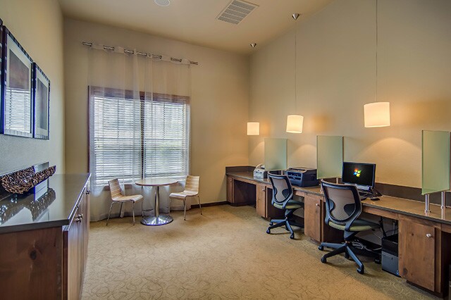 Business Center - Crescent Pointe Apartments