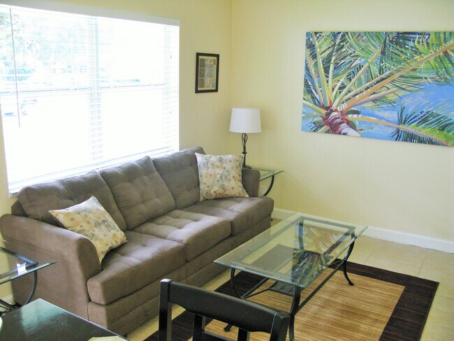 Clean, bright, fully furnished - 304 SW 16th Ct Unit Apt 1