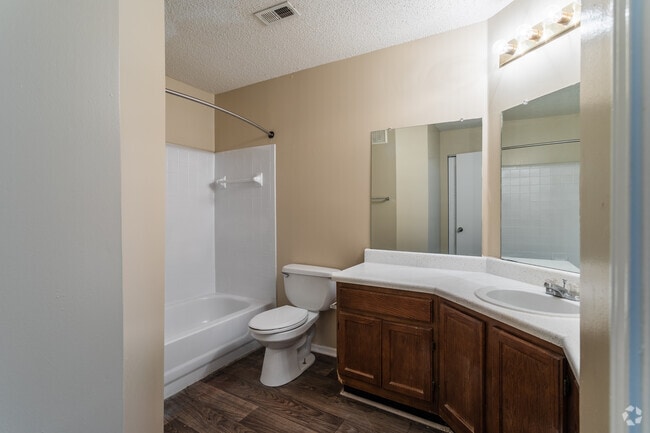 2BD, 1BR - 978SF - Bathroom