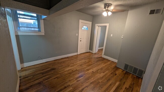 Building Photo - 400 E 9th St Rental