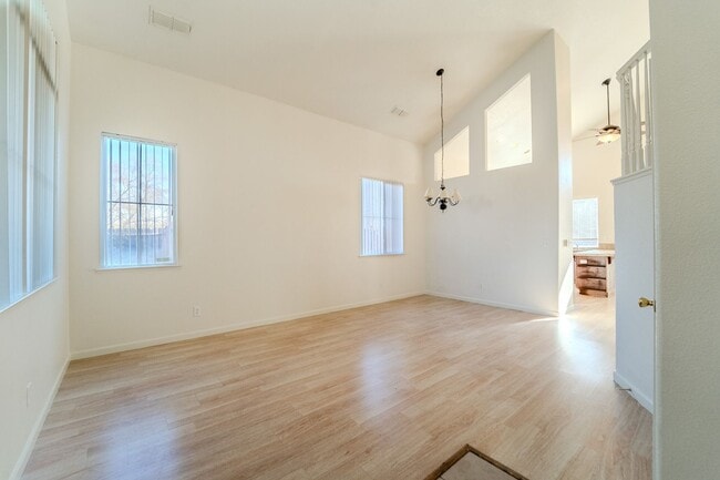 Photo - ? Spacious 4-Bedroom, 2.5-Bathroom Home in...