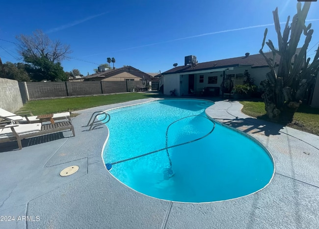 Photo - 422 E Balboa Dr