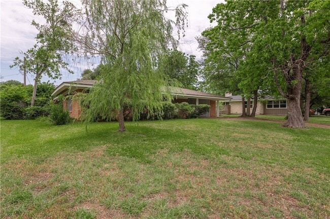 Photo - 501 Helena St