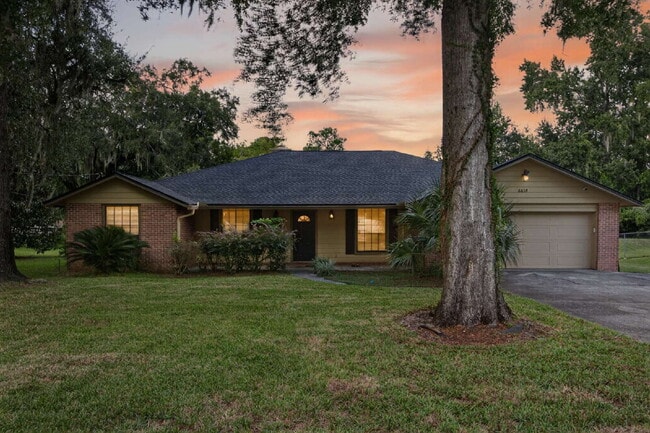 Building Photo - Spacious 3BR Home with Fireplace, Garage & Private Yard