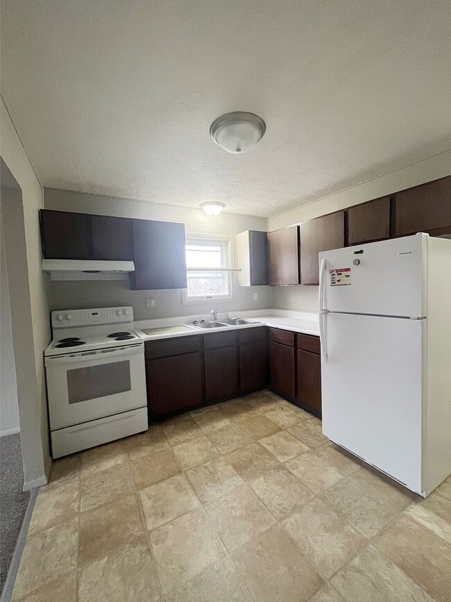 Kitchen - Country Manor Apartments