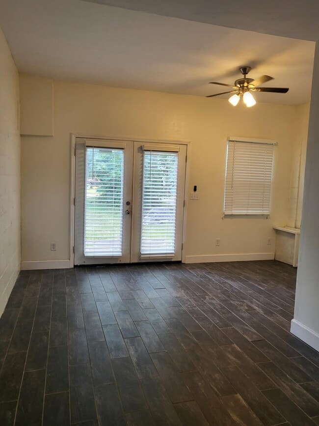 Front Room - 207 W King St Unit A