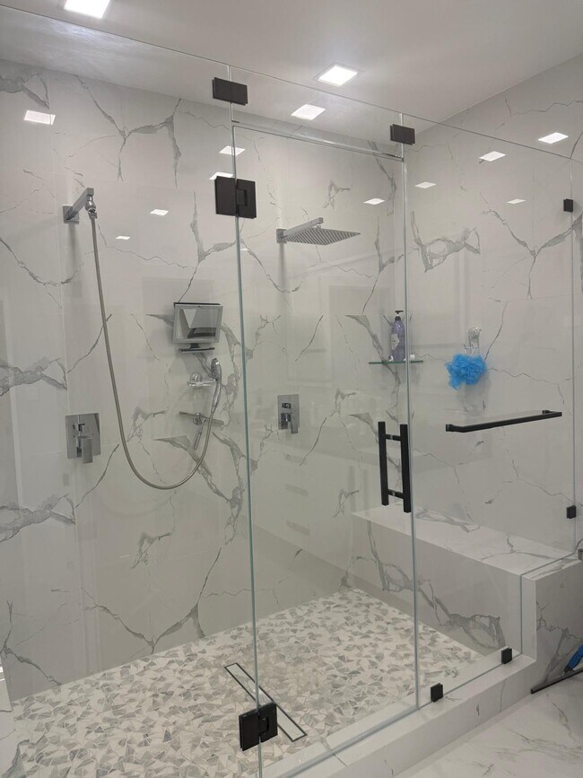 Master walk-in shower - 11300 SW 236th Ln