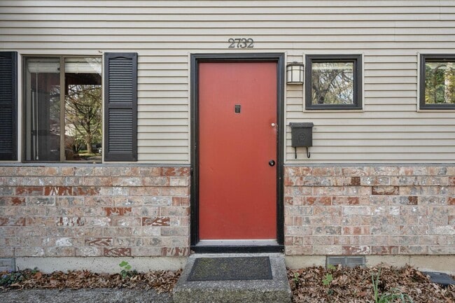Photo - Well-maintained 2-bdrm/1-bath unit in tri-plex—On-site laundry, off-street parking, storage Unit 2732 SE Alder Street