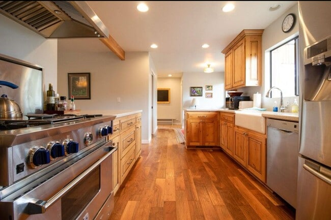 Photo - Fantastic 3-Bdr Home with Private Airport ...