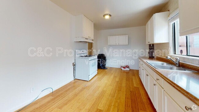 Building Photo - 429 Reindollar Ave Rental