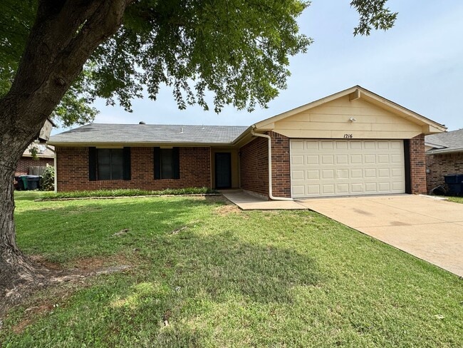 Building Photo - 3 Bedroom, 2 bath, 2 car garage home avail...