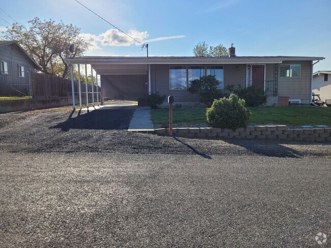 Building Photo - **For Rent: Spacious 4-Bedroom Home with 2...