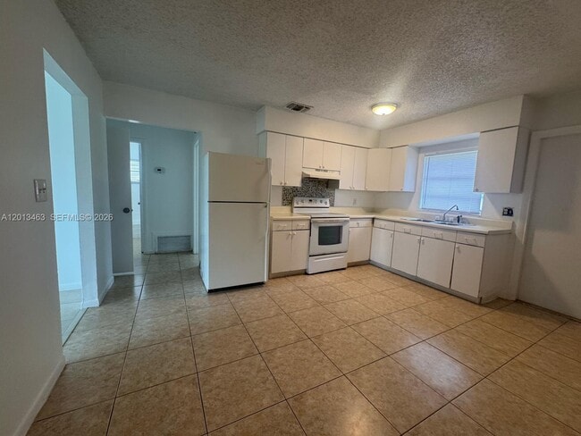 Building Photo - 1480 NW 19th Ct Unit 1-2
