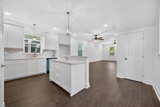 Photo - 714 Zoe St