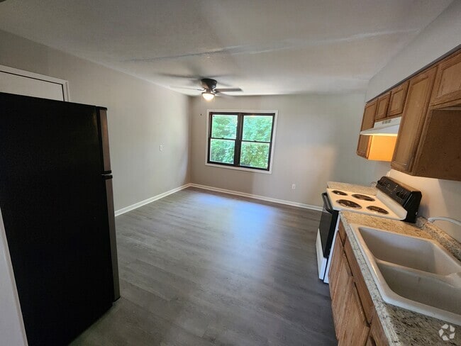 Building Photo - 1000 Plainview Dr Rental