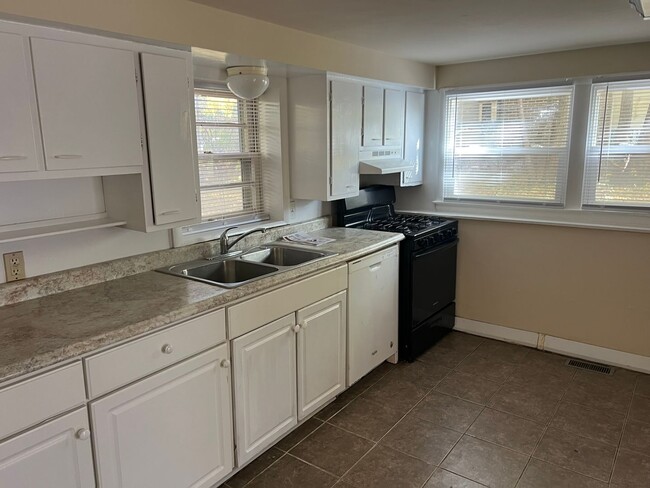 Photo - 929 Greenbrier Rd Unit C