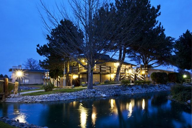 Photo - Lakeside Apartments