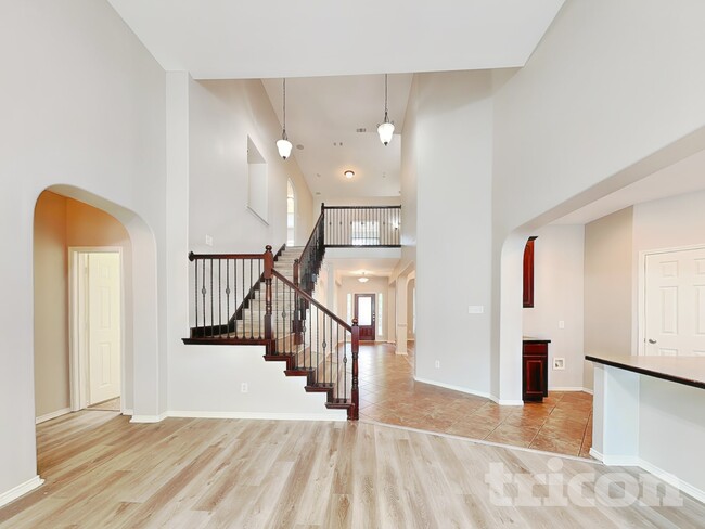 5805 Paloma Blanca Dr