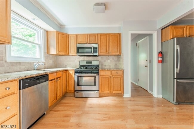 Photo - 18 Macfarlan Ave