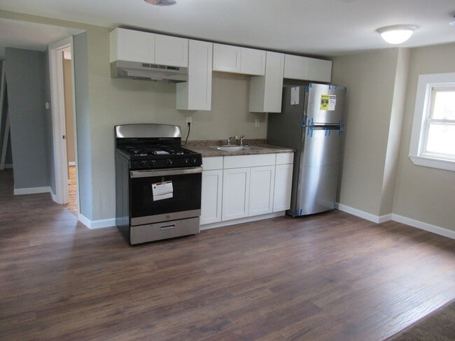 Building Photo - 27 Maple St Unit 2