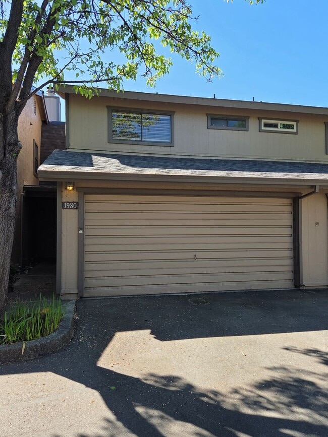 Building Photo - Condo in The Bluffs - Community Pool and Spa