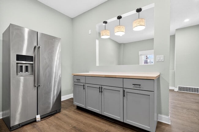Building Photo - 3356 W 44th St Unit 3356 W 44th Street  1