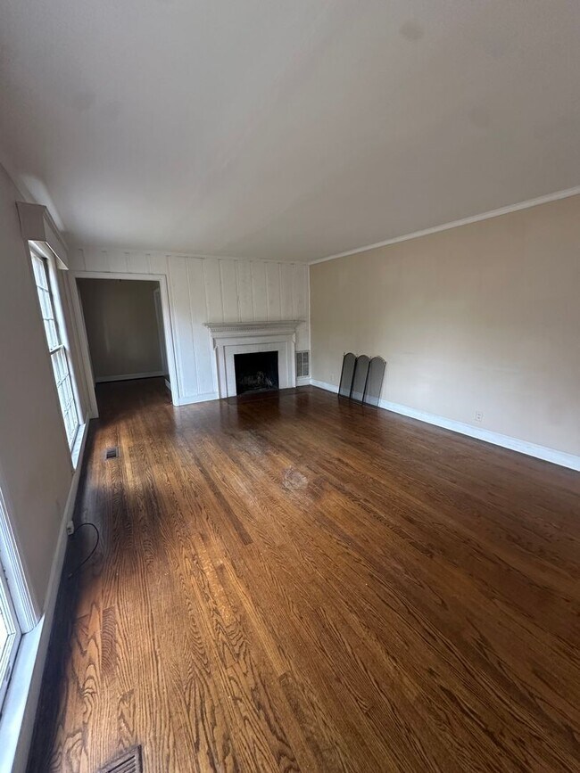 Photo - TWO MINUTES TO GREEN HILLS MALL