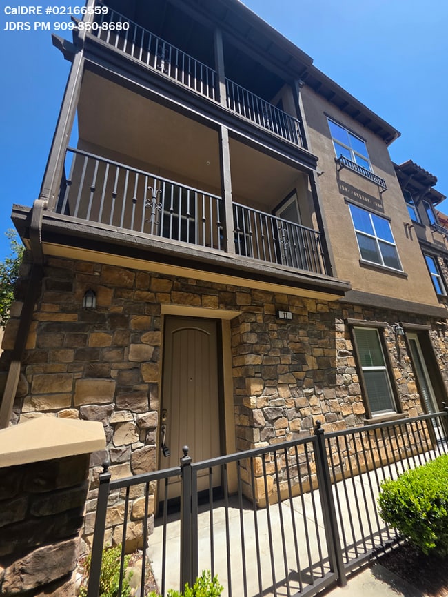 Building Photo - Mission Viejo 3 Bedroom Condo + In Law Suite