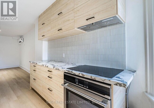 Photo - 1153 Dundas St W