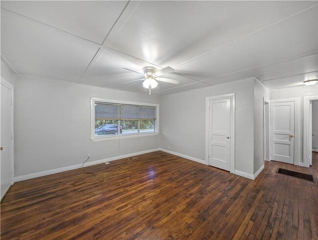 Photo - 208 E Graham St