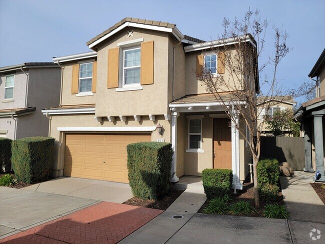 Building Photo - Cozy Courtyard 3 bedroom 2 bath home